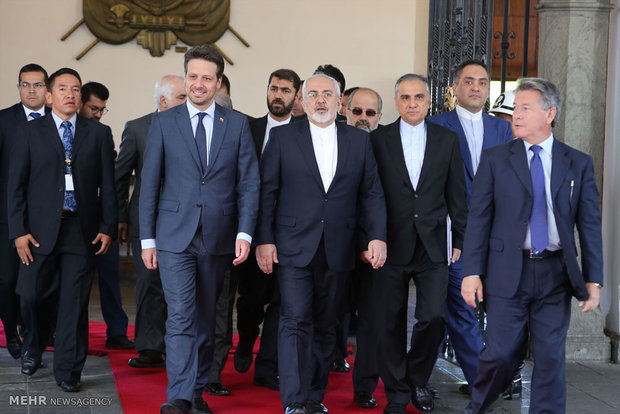 Zarif, Ecuadorian president meet (2)